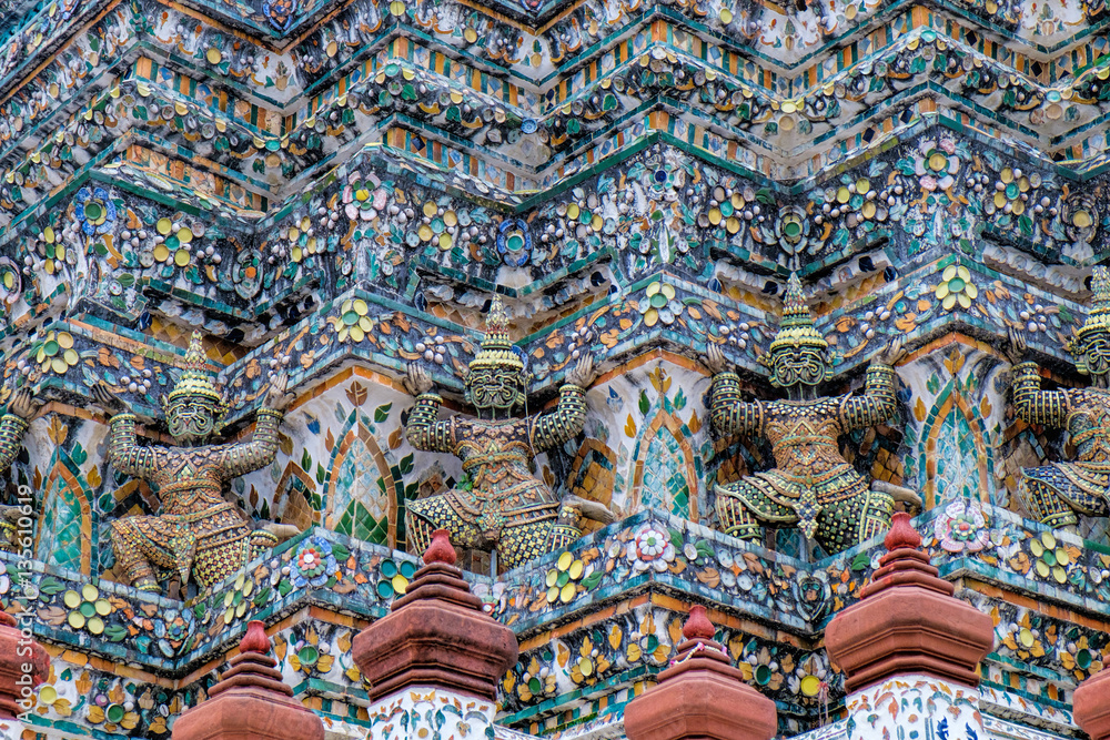 Obraz premium Demon Guardian Statues at pagoda of Temple of Dawn, Wat Arun, Bangkok, Thailand. Magnificent Architecture of Wat Arun