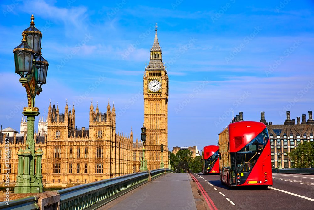 Obraz premium Wieża zegarowa Big Bena i autobus w Londynie