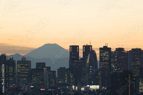 富士山と新宿高層ビル群　日没　夕日　夕焼け　夕景　トワウライト　シルエット　2017年