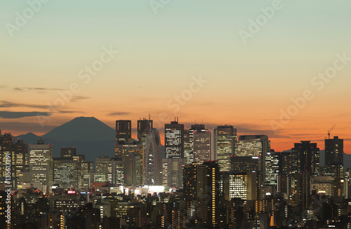 富士山と新宿高層ビル群　日没　夕日　夕焼け　夕景　トワウライト　シルエット　2017年
