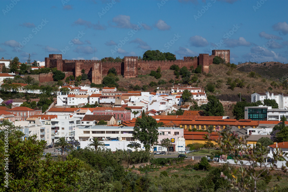 Obraz premium Festung über der Stadt