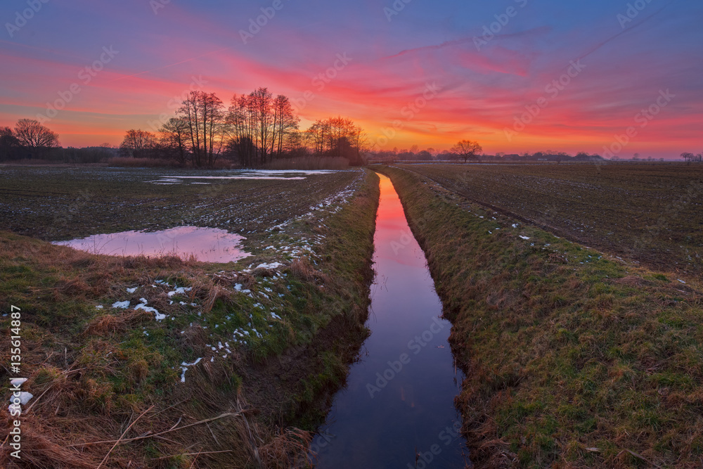 HDR Sonnenuntergang 19 / Sonnenuntergang über Feldern nahe Seedorf bei Dannenberg und dem Gümser See (Landkreis Lüchow-Dannenberg, Niedersachsen, Deutschland). Aufgenommen am 26. Januar 2017.