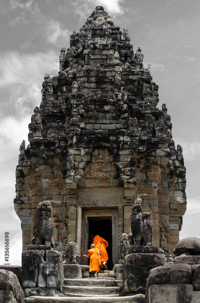 Fototapeta premium Young Monks entering the temples of Angkor Wat
