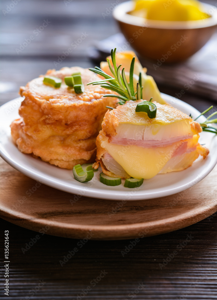 Fried onion slices in batter, stuffed with ham and cheese Fried onion slices in batter, stuffed with ham and cheese