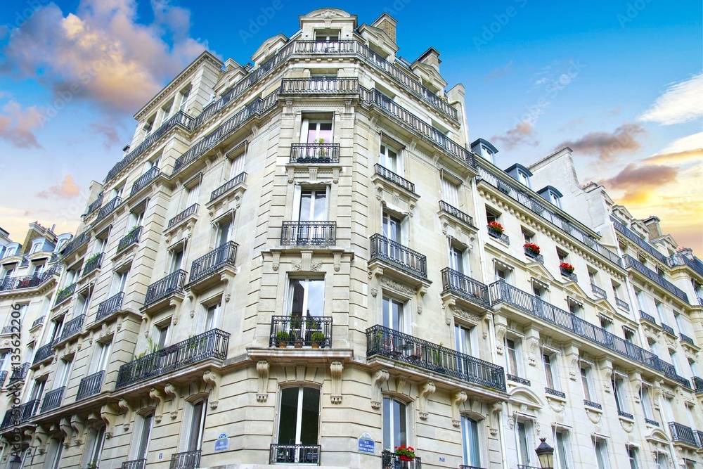 Fototapeta premium Hausmann budynek w Paryżu, budynek Hausmann w Paryżu, Francja