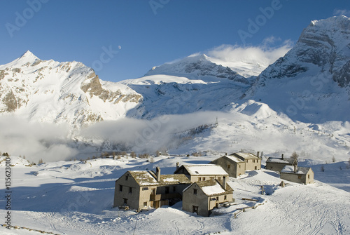 piccolo villaggio di baite in alta montagna in una giornata di sole e nuvole, Passo del Sempione, Svizzera © Angela