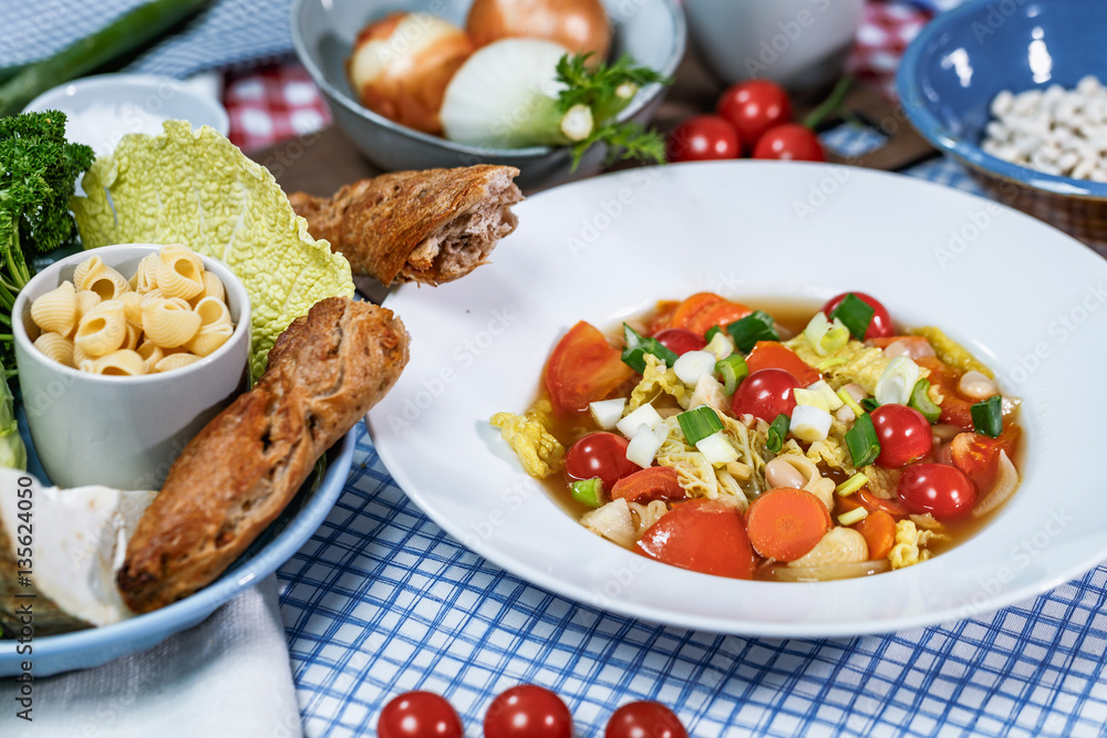 Minestrone mit Wirsingkohl, Karotten, Weissen Bohnen, Cobbettis Minestrone mit Wirsingkohl, Karotten, Weissen Bohnen, Cobbettis