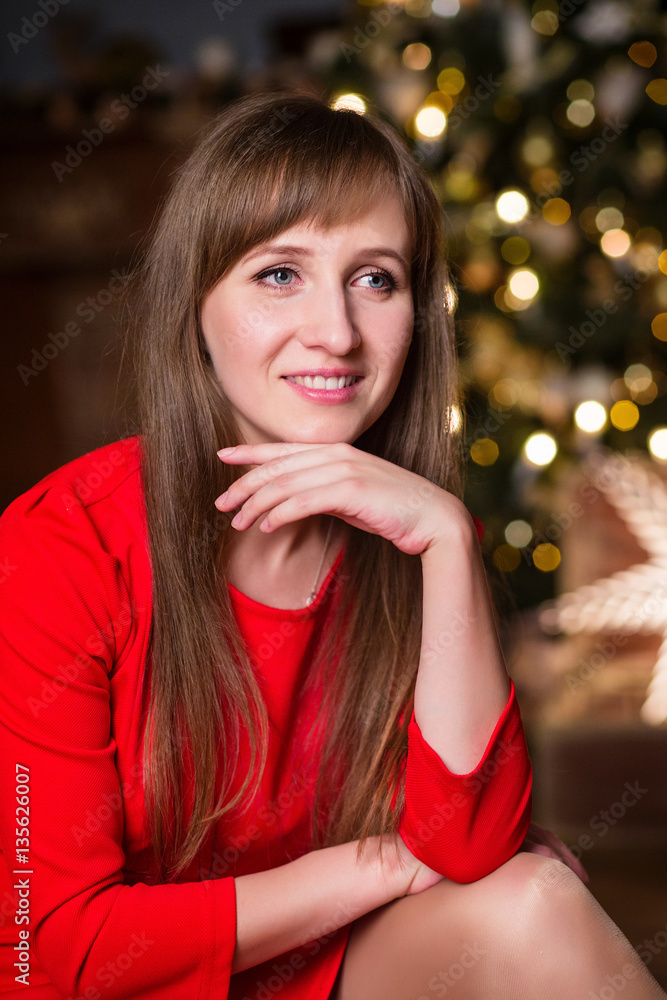 Naklejka premium Girl on the background of Christmas tree