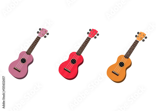 Tres ukuleles de colores, rojo, rosa y naranja en fondo blanco aislado