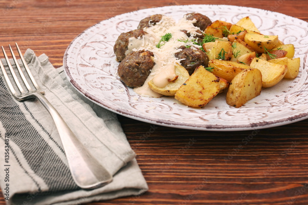 Beef meatballs with potatoes and creamy gravy