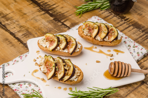 Swedish toasts with figs, cheese, rosemary, honey and walnuts