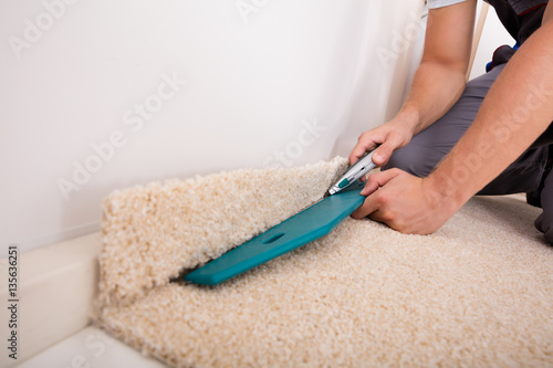Canvastavla Person Cutting Carpet With Cutter