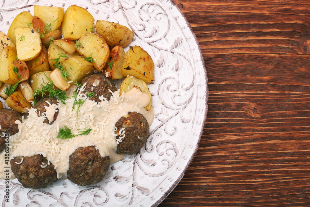 Beef meatballs with potatoes and creamy gravy