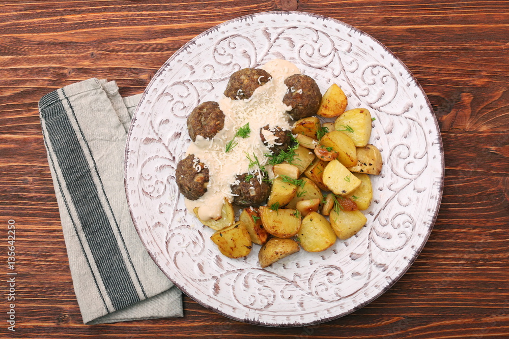 Beef meatballs with potatoes and creamy gravy Beef meatballs with potatoes and creamy gravy