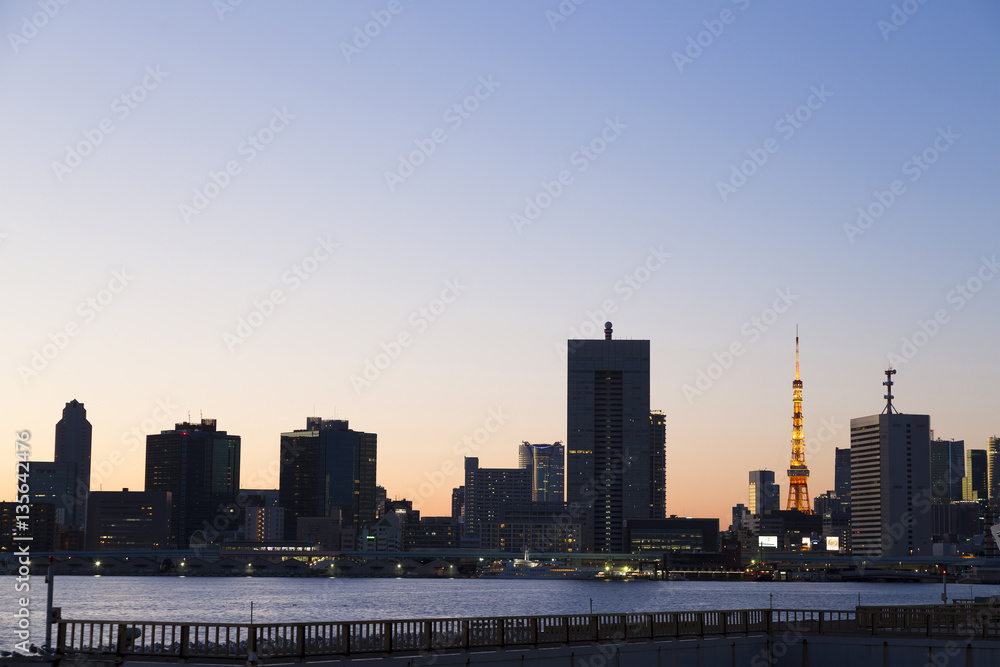 東京都市風景　晴海から望む　東京タワーとビル群　夕暮れ　日没
