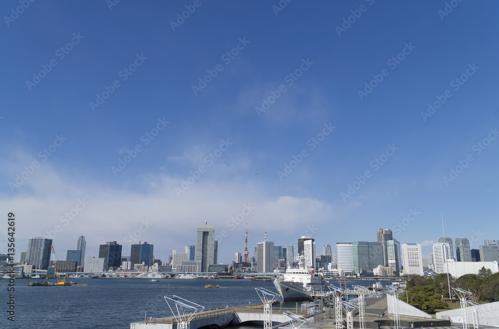 東京都市風景　晴海から望む　東京タワーとビル群　快晴　青空　雲
