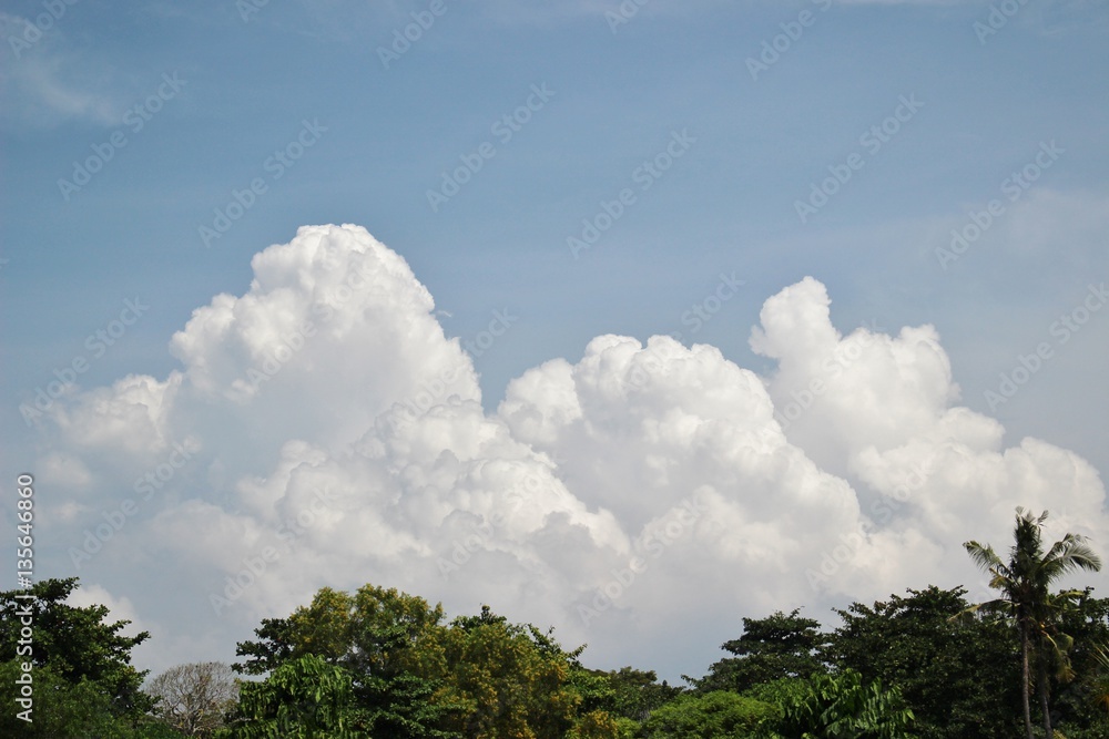 バリ、サヌールの青空