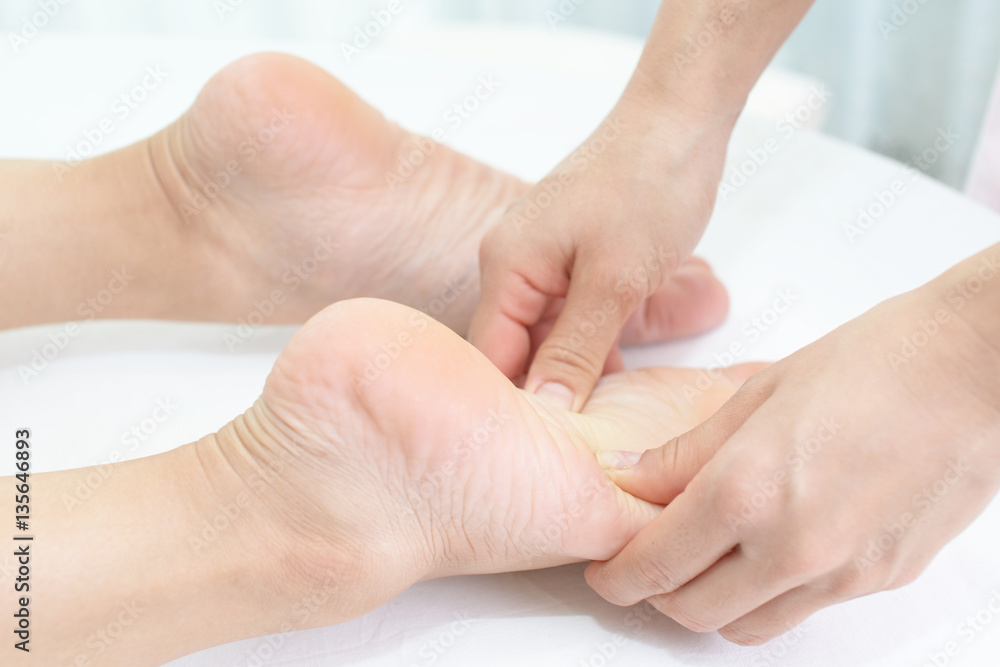 Fototapeta premium フットマッサージを受ける女性