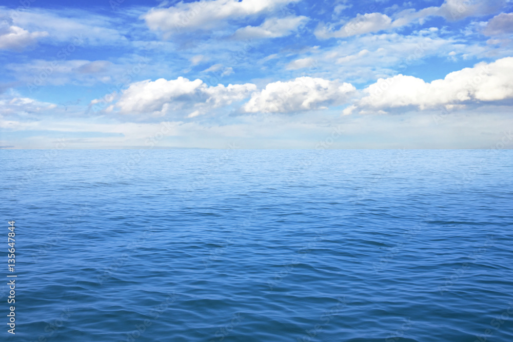 Obraz premium Beautiful seascape under blue sky with clouds