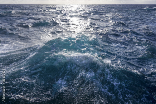 Obraz na plátně Rough turbulent ocean under reflective sun