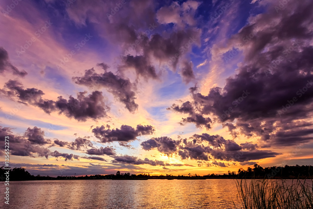 Obraz premium dramatic sunset sky on the river