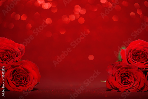 Fototapeta Naklejka Na Ścianę i Meble -  Beautiful red roses on sparkling red background
