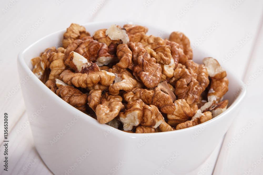 Walnuts containing zinc and dietary fiber, healthy nutrition Walnuts containing zinc and dietary fiber, healthy nutrition