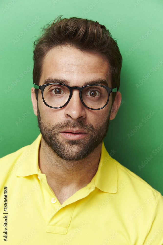 Obraz premium Blank faced guy in studio