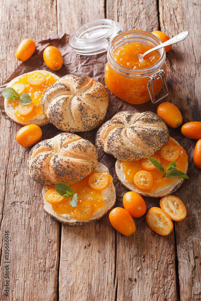 Φωτογραφία Kumquat jam in a glass jar and sweet sandwiches close-up