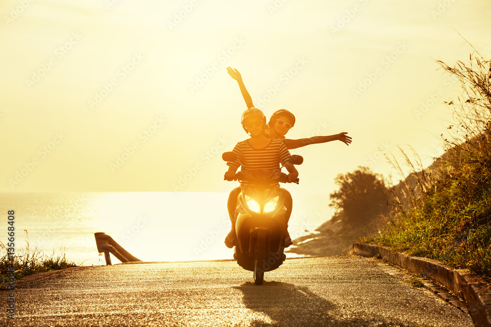 Naklejka premium Szczęśliwa para podróży motocyklu morza droga