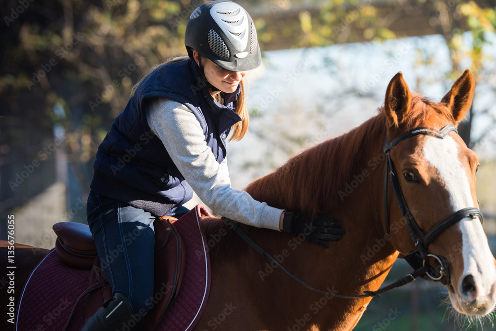 Obraz premium Young girl riding a horse
