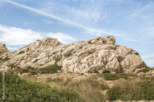 Steinhügel am Meer auf Mallorca mit blauem Himmel