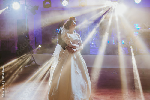 Obraz na płótnie The brides dancing on the dancefloor