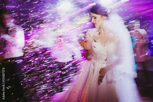 Photos The brides dancing on the dancefloor