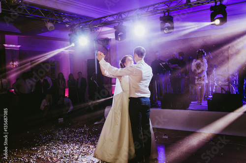 Tableau sur toile The brides dancing on the dancefloor