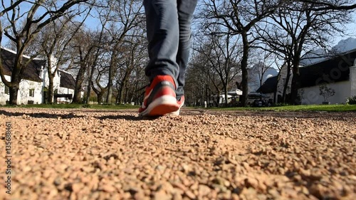 Ragazzo che cammina in slowmotion