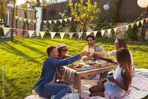 Canvas Print Group Of Friends Enjoying Outdoor Picnic In Garden
