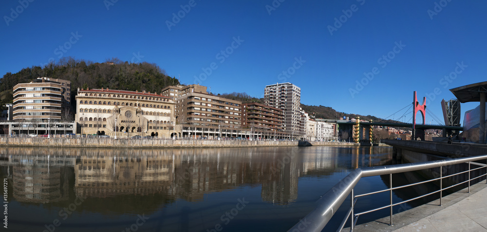 Spagna, Paesi Baschi, 25/01/2017: skyline di Bilbao e il fiume Nervino