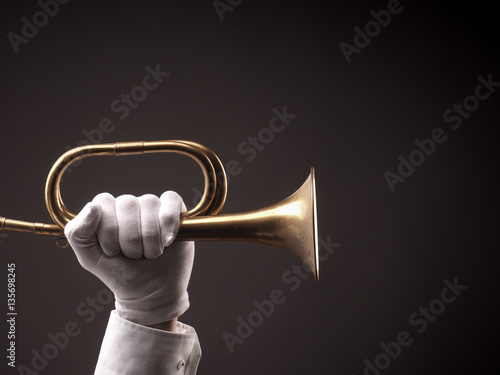 Canvas Print Hand with an old trumpet