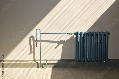 alte Heizung im Licht