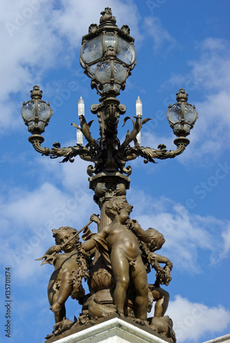 Statues d'enfants au pont Alexandre III à Paris, France