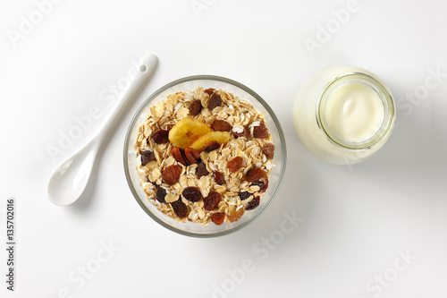 oat flakes with raisins and white yogurt