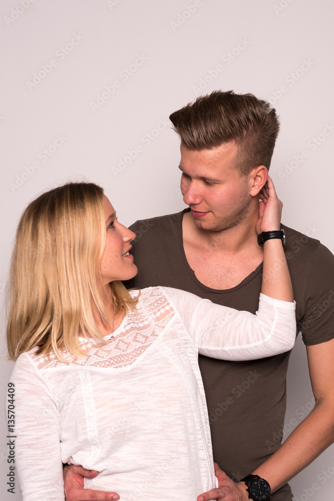 Junges Paar umarmt sich Junges Paar umarmt sich