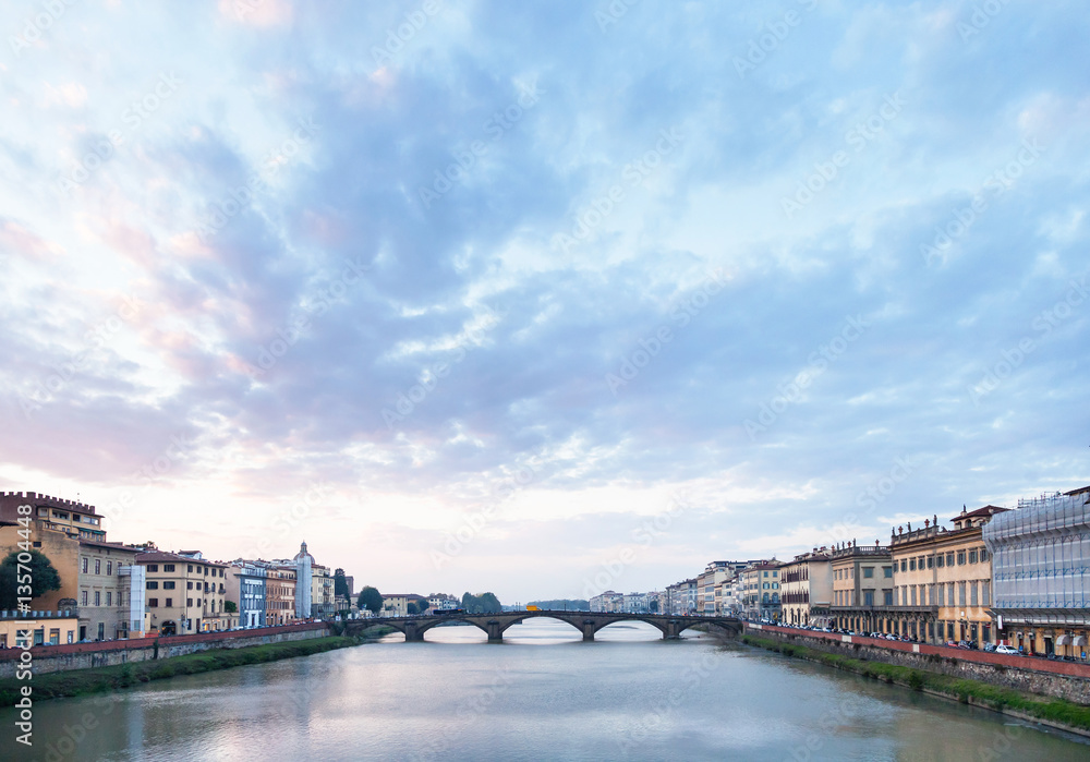 Naklejka premium blue clouds over Arno River and Ponte alla Carraia
