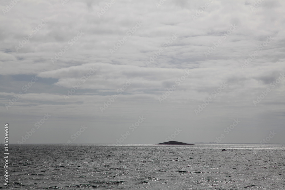 Une île entre le ciel et l'eau (Serge Lama)