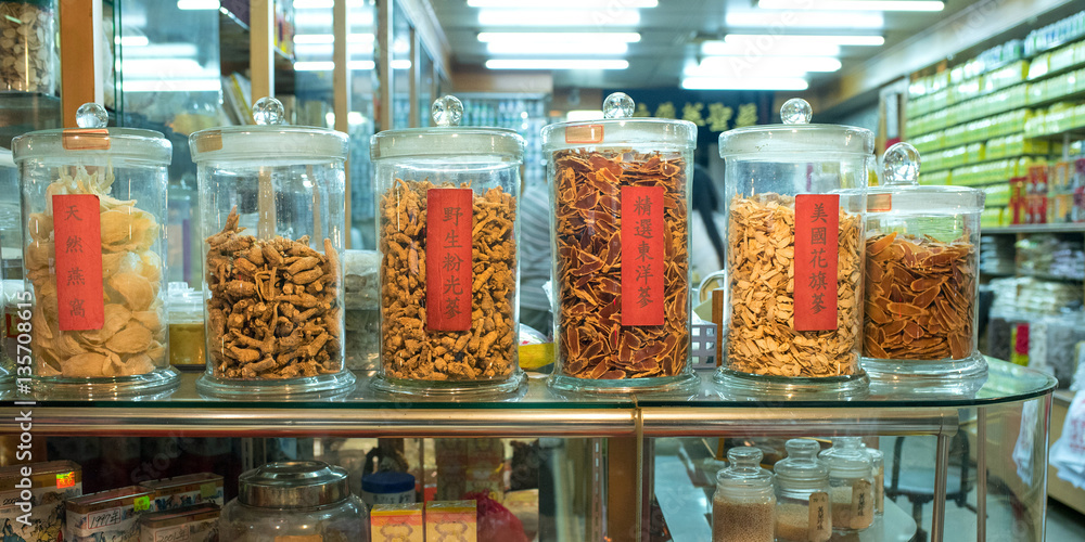 Obraz premium Chinese herbal medicines at Dihua Street in Taipei, Taiwan 台湾・台北の問屋街「迪化街」 漢方薬の店 