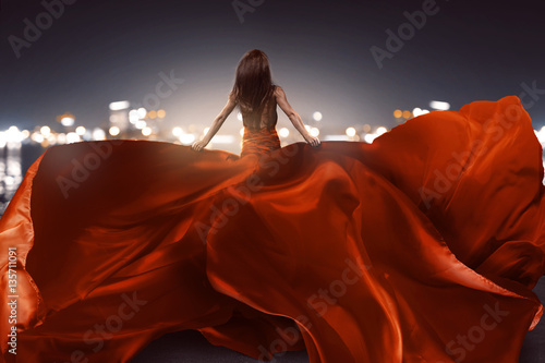 Frau mit rotem Abendkleid mit langer Schleppe