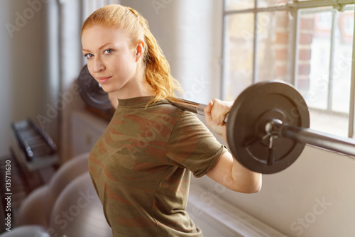 frau macht krafttraining im fitness studio photo