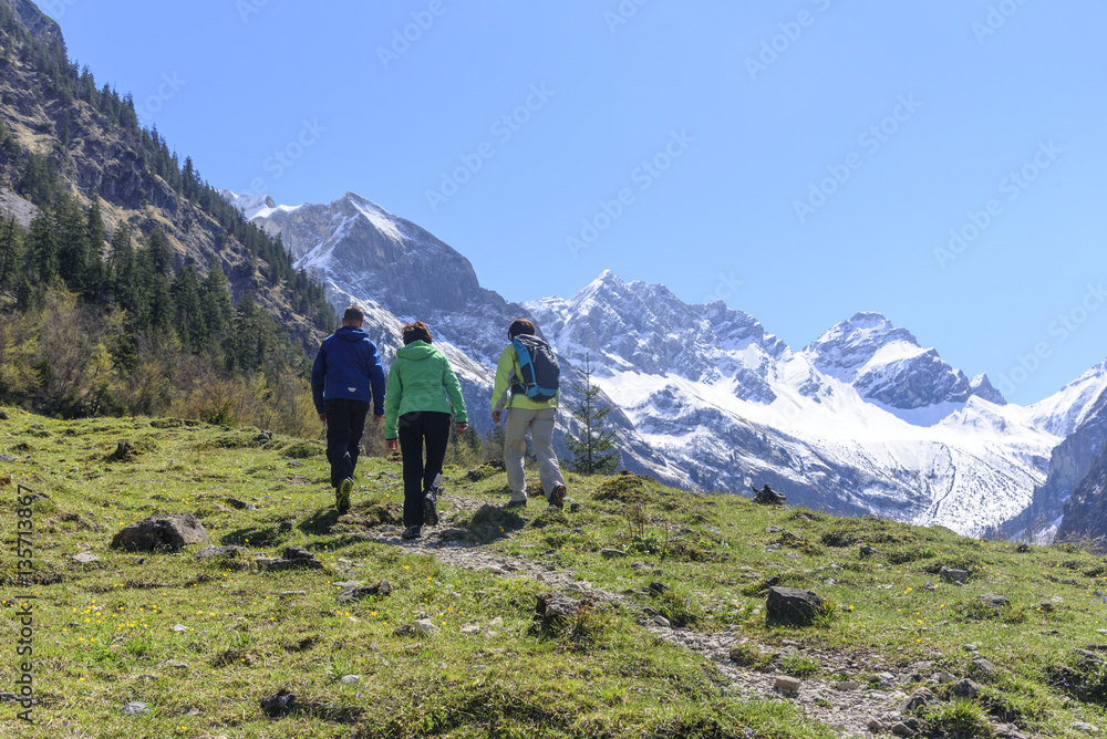 im Frühling unterwegs beim Wandern in den Oberstdorfer Bergen
