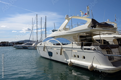 Luxusyachten in Port Grimaud an der Cote d´Azur © aro49